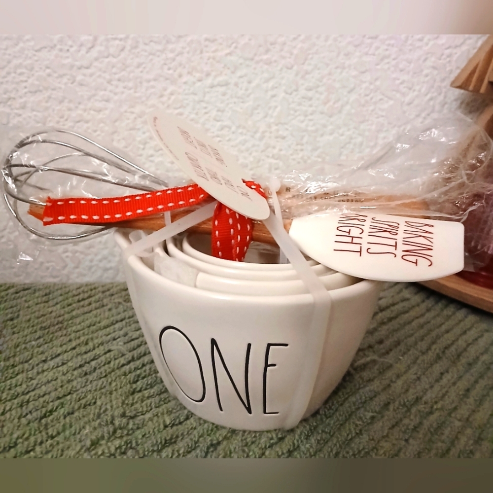 Rae Dunn holiday baking set measuring cups